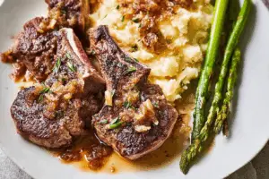 Perfectly seared lamb chops ready to serve—discover this irresistible lamb chops recipe.